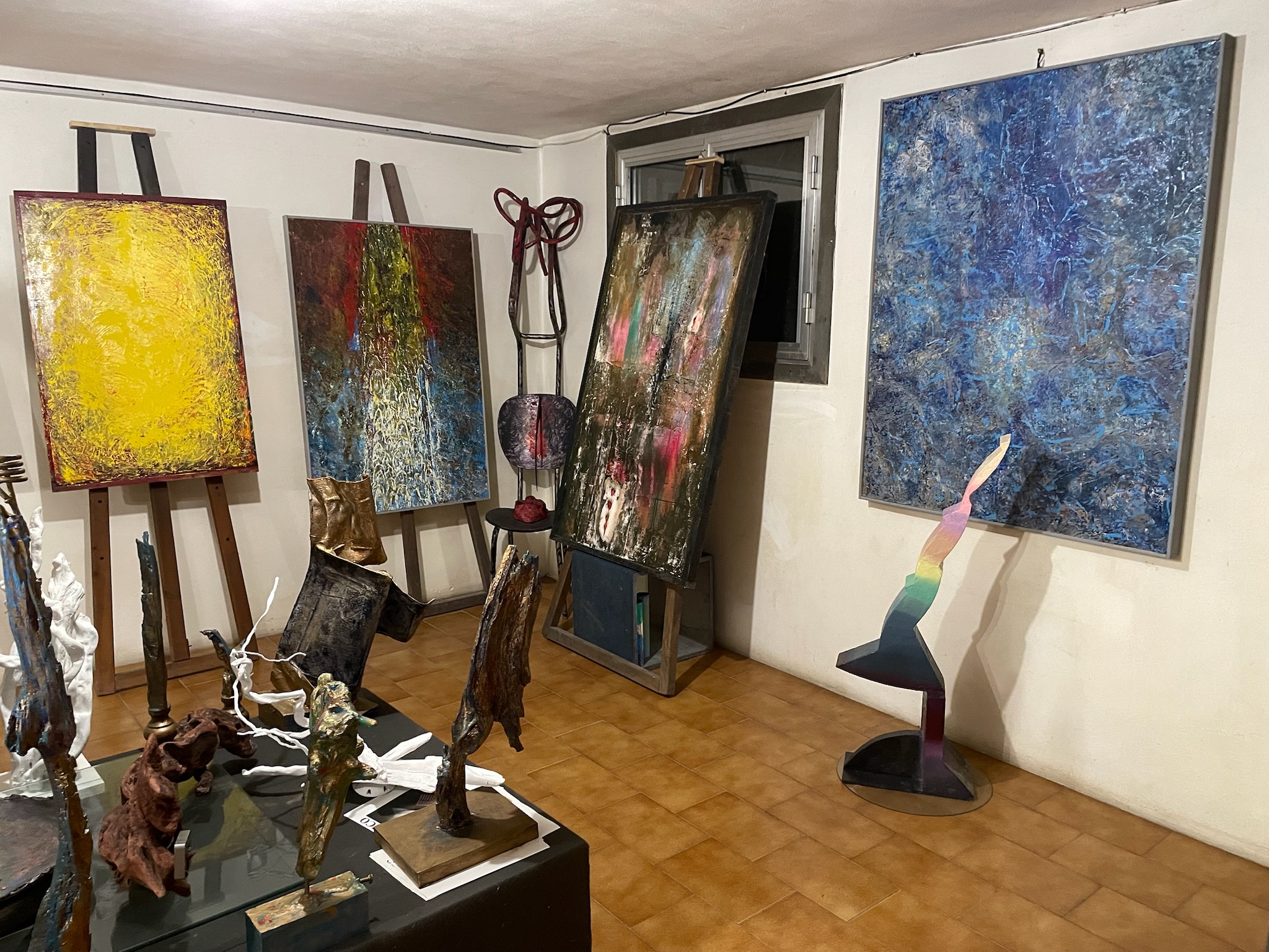 Casa Montico 02 - Sala atelier principale - cavalletti e opere in dialogo