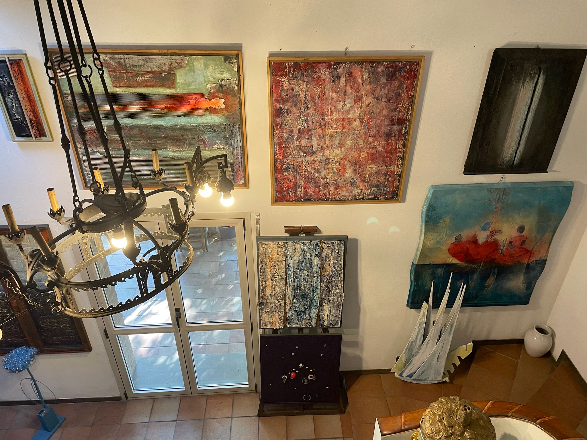 Casa Montico 05 - Atelier - opere appoggiate e tavolo di lavoro