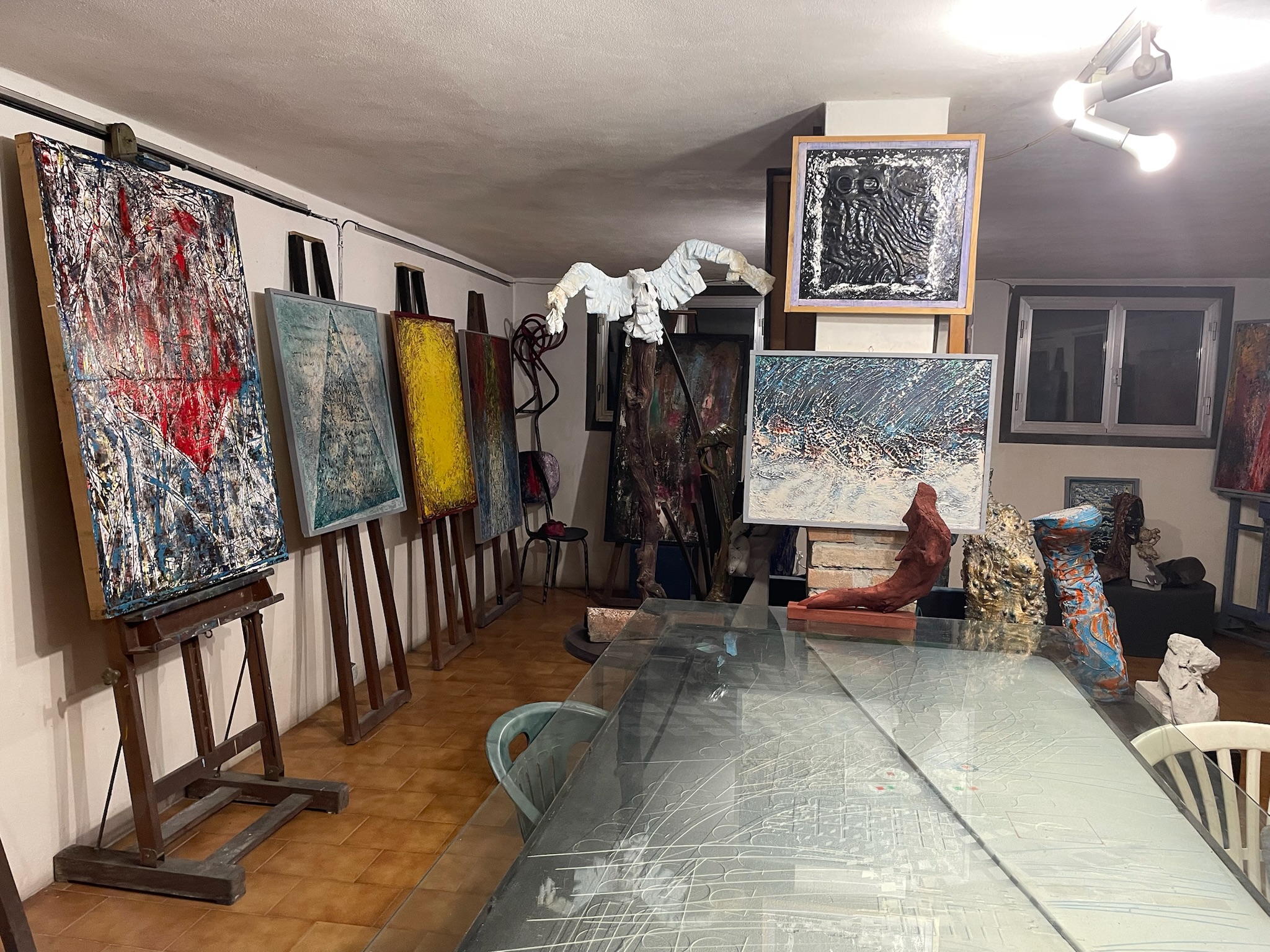 Casa Montico 12 - Sala atelier - tavolo centrale e cavalletti