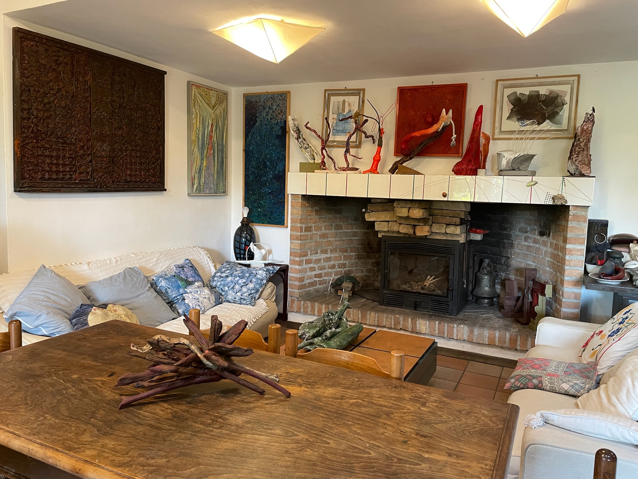 Casa Montico 13 - Soggiorno - camino e opere in ambiente domestico