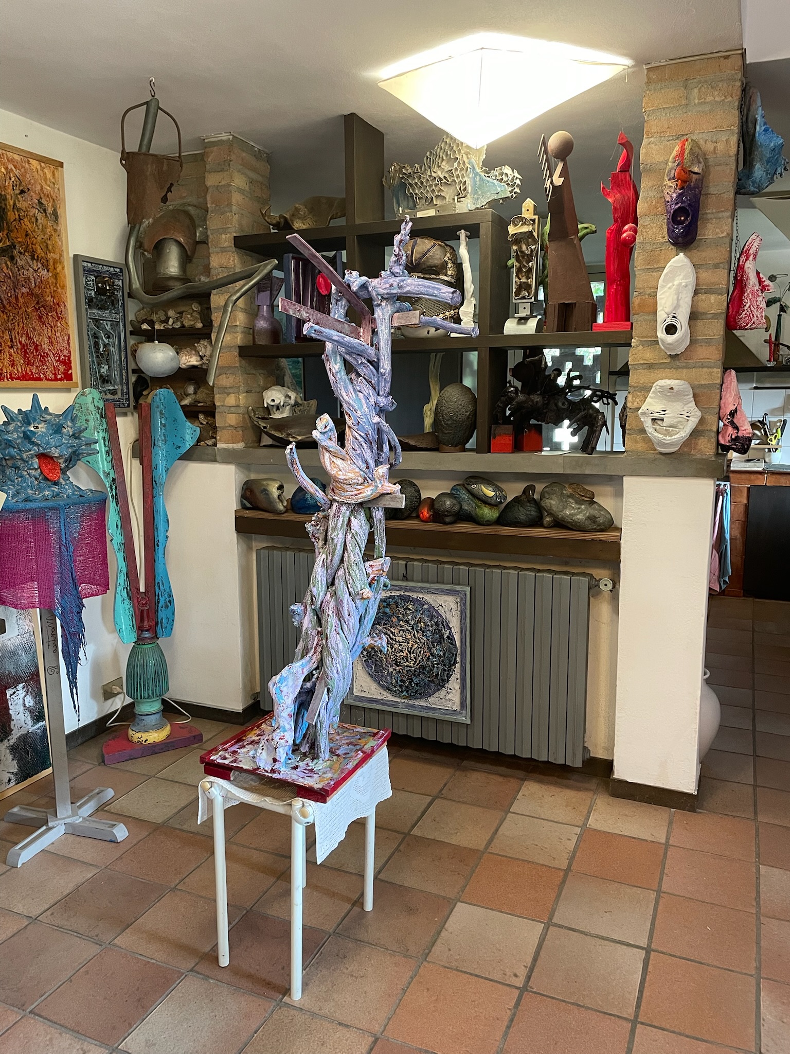 Casa Montico 17 - Area giorno - sculture e oggetti d'atelier