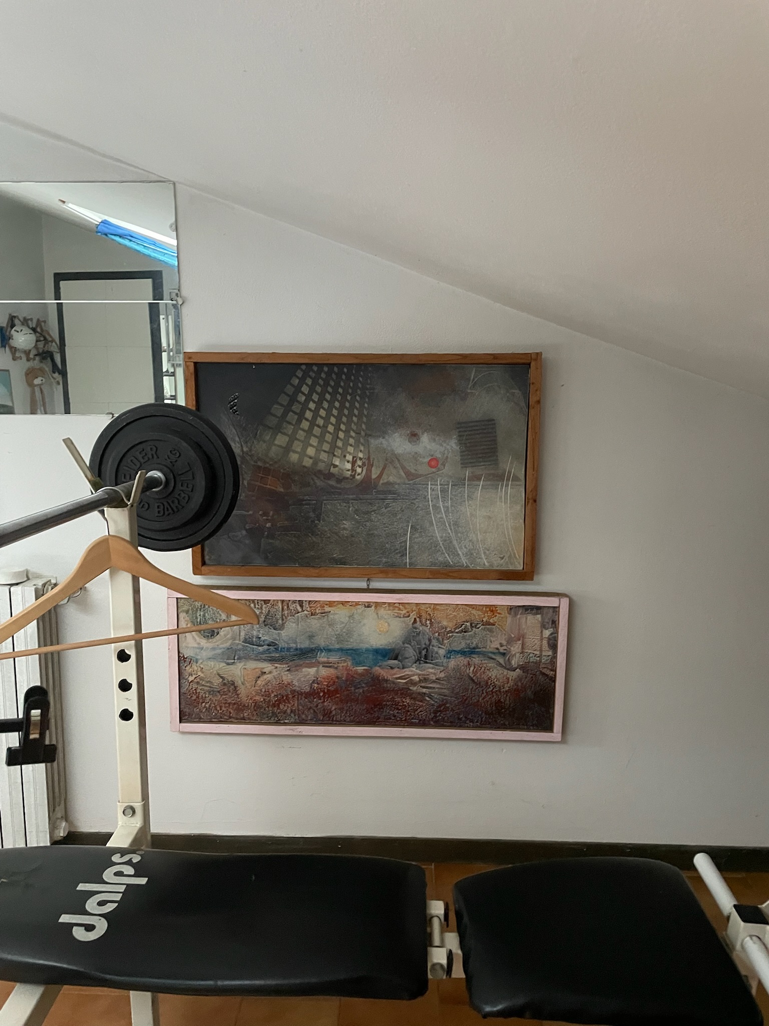 Casa Montico 21 - Parete con dipinti - dialogo tra arte e arredo