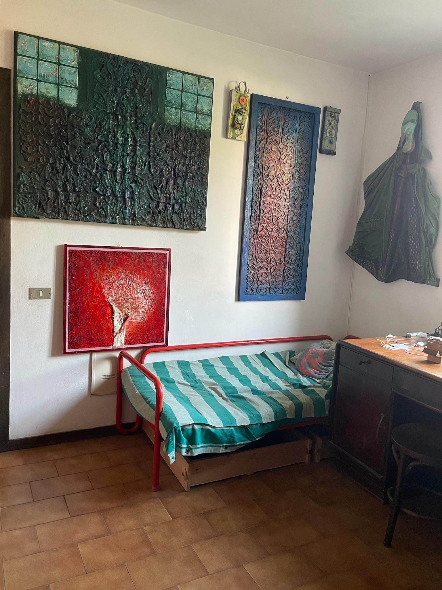 Casa Montico 24 - Zona giorno - opera rossa e tessuto domestico