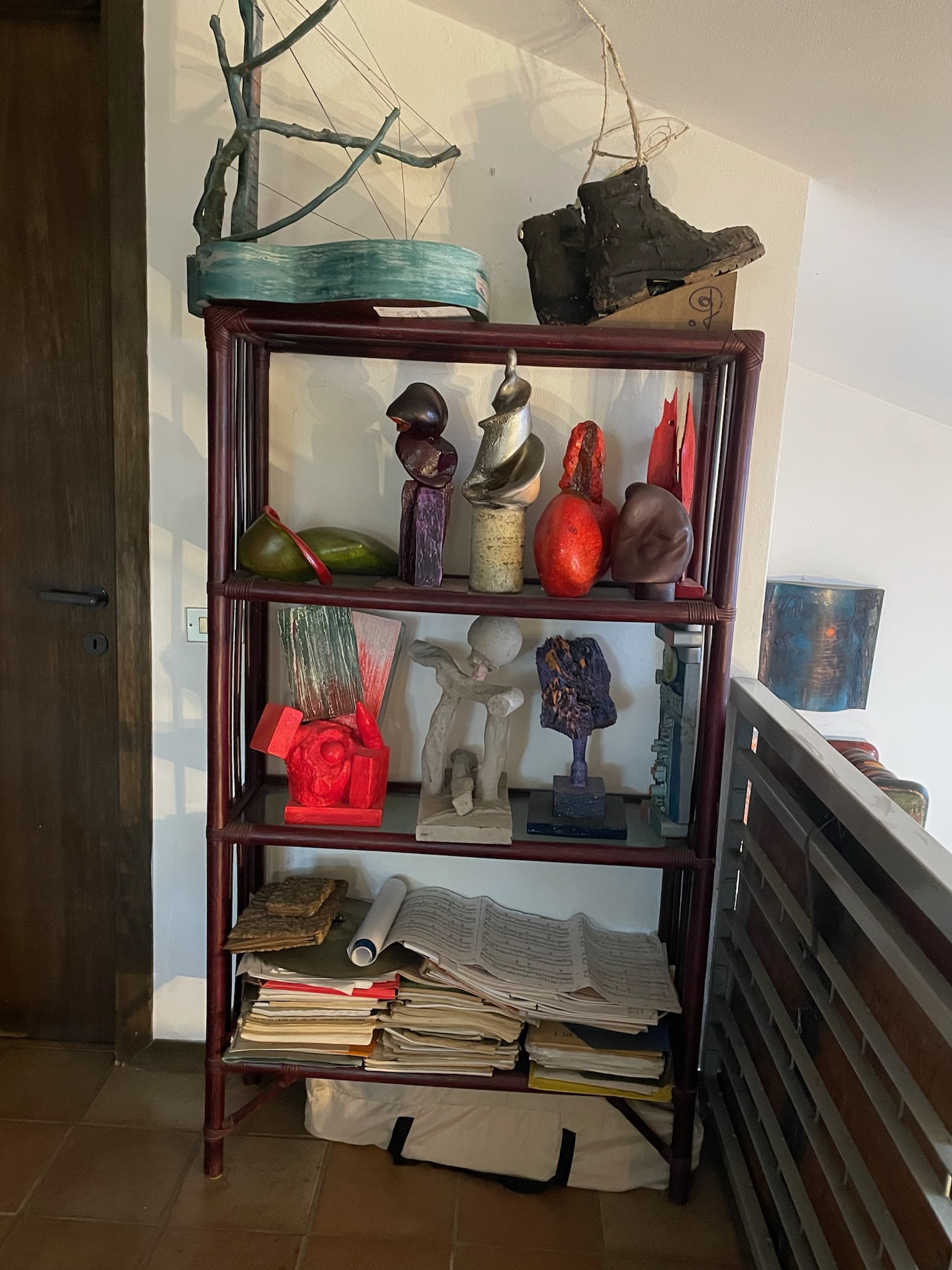 Casa Montico 35 - Vetrina domestica - oggetti, vetri e piccole sculture