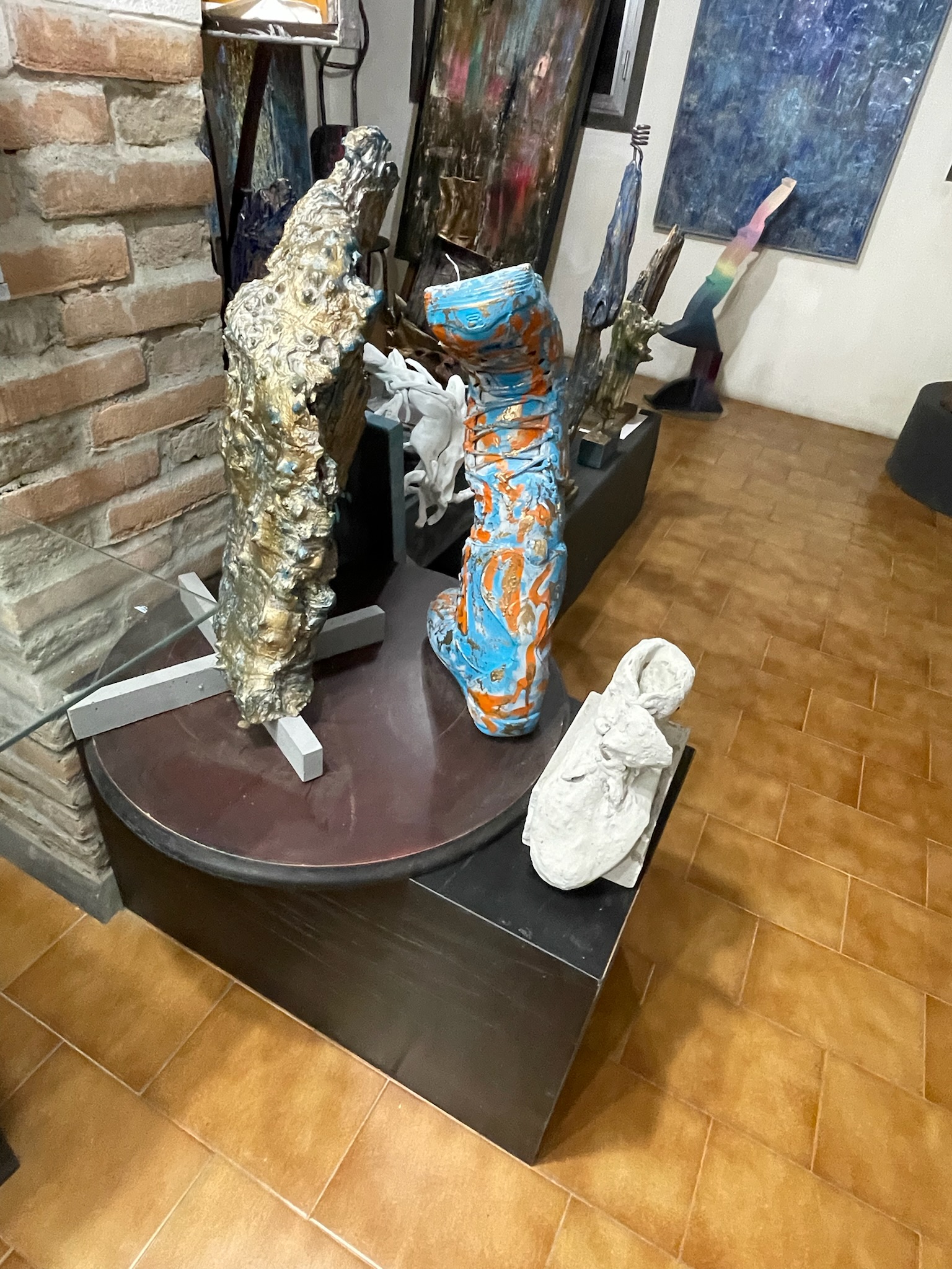 Casa Montico 43 - Dettaglio base scultorea - materia su piedistallo