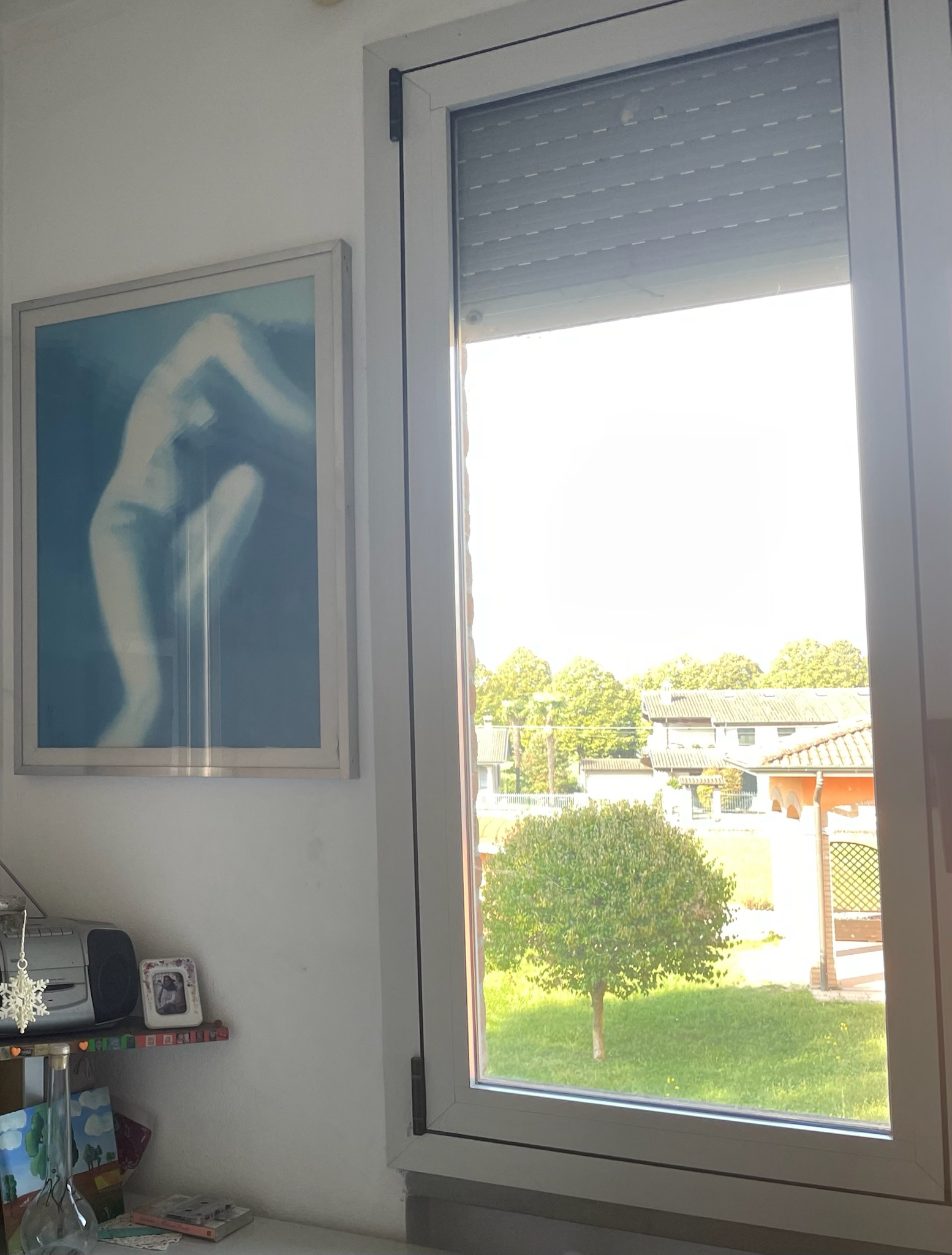 Casa Montico 45 - Finestra sul paesaggio - figura azzurra e luce esterna