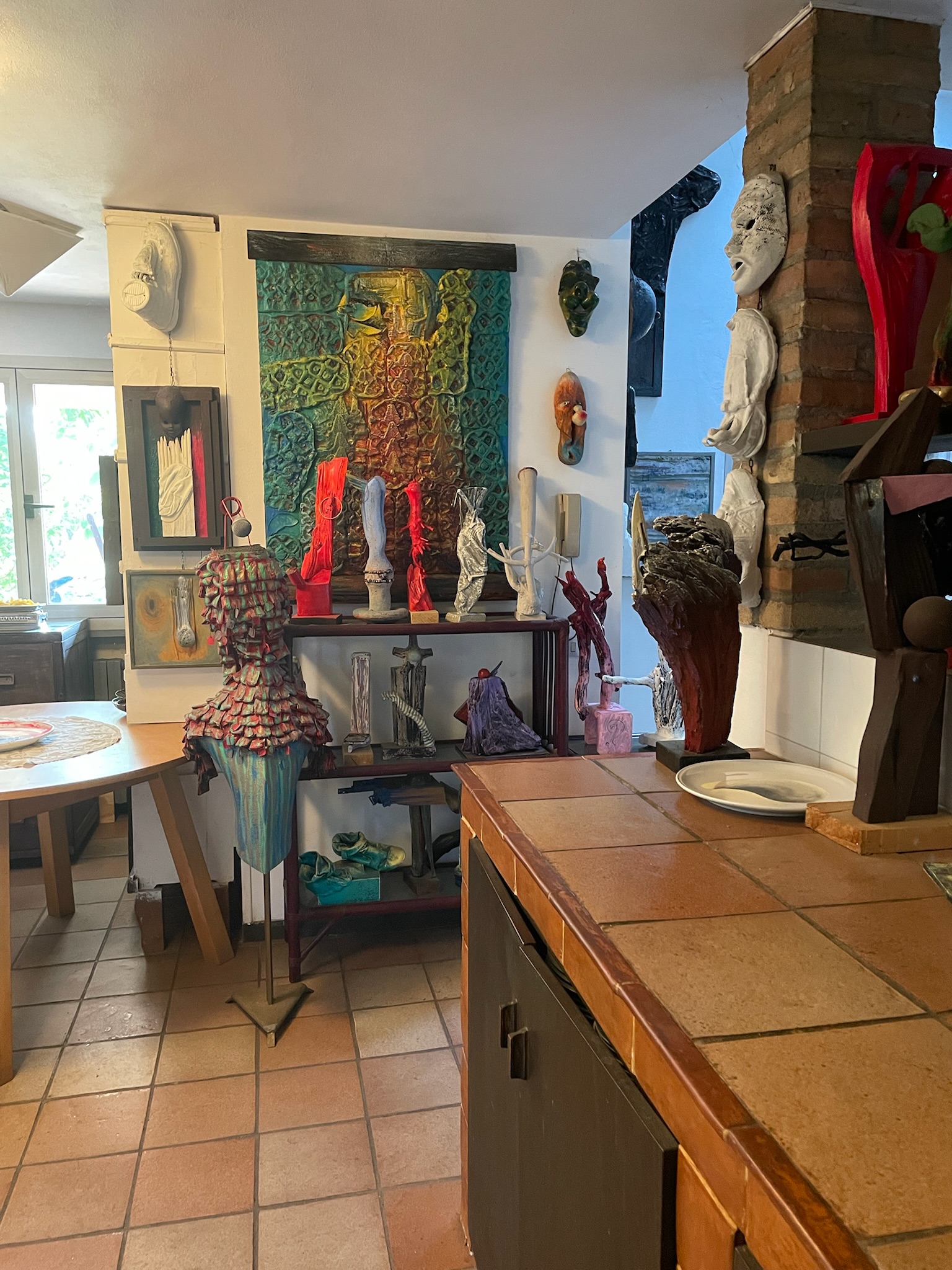 Casa Montico 47 - Atelier vivo - tavolo, sculture e strumenti
