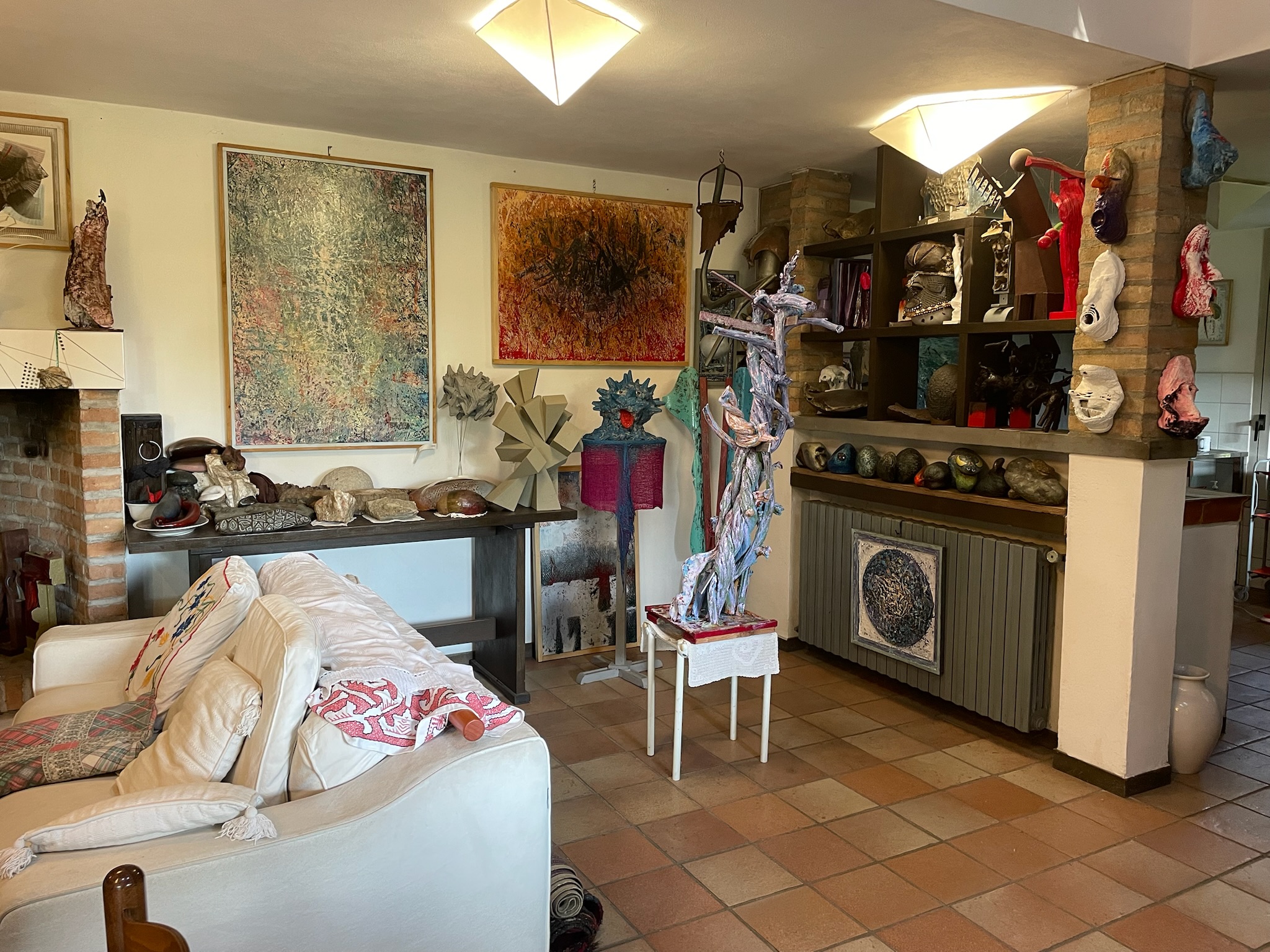 Casa Montico 49 - Zona giorno vissuta - opere tra cucina e salotto