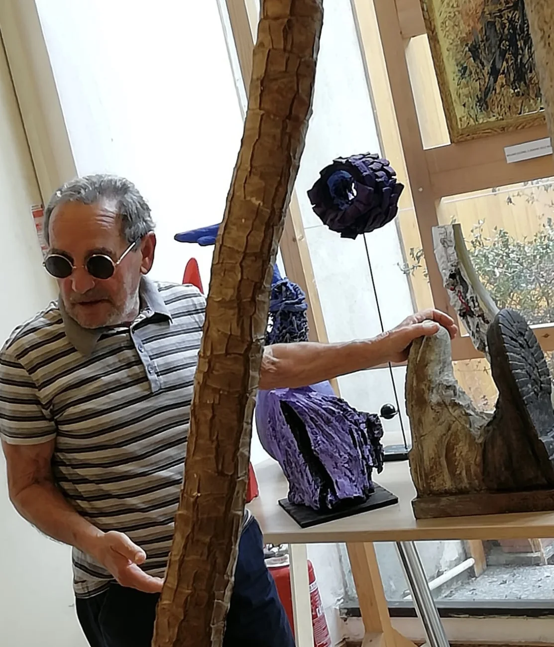 Gigi Montico tra le sue sculture in uno spazio espositivo